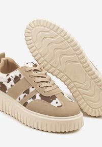 Renee - Czarno-Białe Sneakersy na Tłoczonej Platformie z Paskami Rilasena. Okazja: na co dzień. Zapięcie: pasek. Kolor: czarny. Wzór: paski. Obcas: na platformie