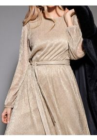 Sinsay - Błyszcząca sukienka midi z paskiem - złoty. Kolor: złoty. Materiał: materiał. Długość rękawa: długi rękaw. Długość: midi #1