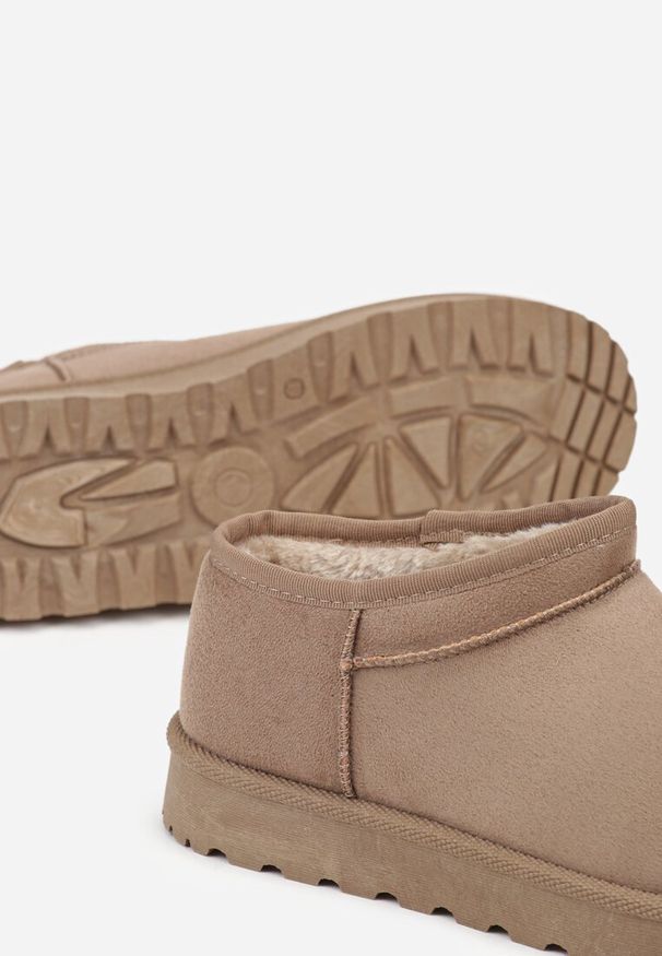 Born2be - Ciemnobeżowe Wsuwane Śniegowce z Niską Cholewką Alodla. Okazja: na co dzień, na spacer. Wysokość cholewki: przed kostkę. Zapięcie: bez zapięcia. Kolor: beżowy. Materiał: wełna, jeans, puch. Szerokość cholewki: normalna. Styl: casual