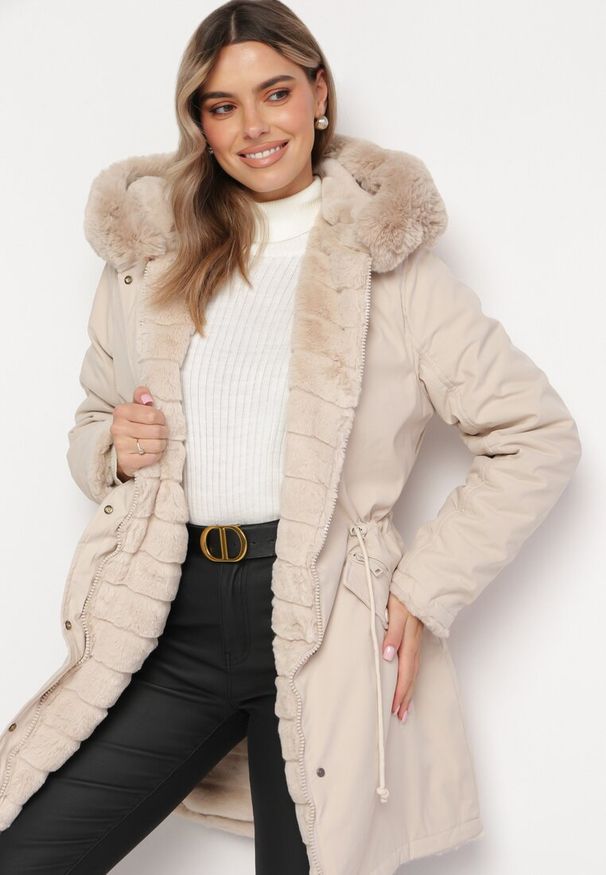 Born2be - Jasnobeżowa Kurtka z Kapturem i Ozdobnym Futerkiem Lutiena. Typ kołnierza: kaptur. Kolor: beżowy. Materiał: futro