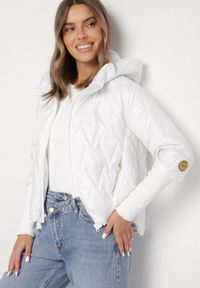 Born2be - Biała Kurtka z Pikowanymi Przeszyciami o Pudełkowym Kroju Tacholla. Okazja: na co dzień, na spacer. Kolor: biały. Materiał: jeans. Wzór: aplikacja. Styl: casual #3