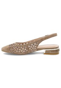 Sandały damskie S.Barski, ze skóry naturalnej z ażurową cholewką i niskim ozdobnym obcasem, beżowe, CR61-3019. Okazja: na co dzień. Zapięcie: pasek. Kolor: beżowy. Wzór: ażurowy. Materiał: skóra. Sezon: lato. Obcas: na obcasie. Styl: wizytowy, casual, klasyczny, elegancki. Wysokość obcasa: średni #5
