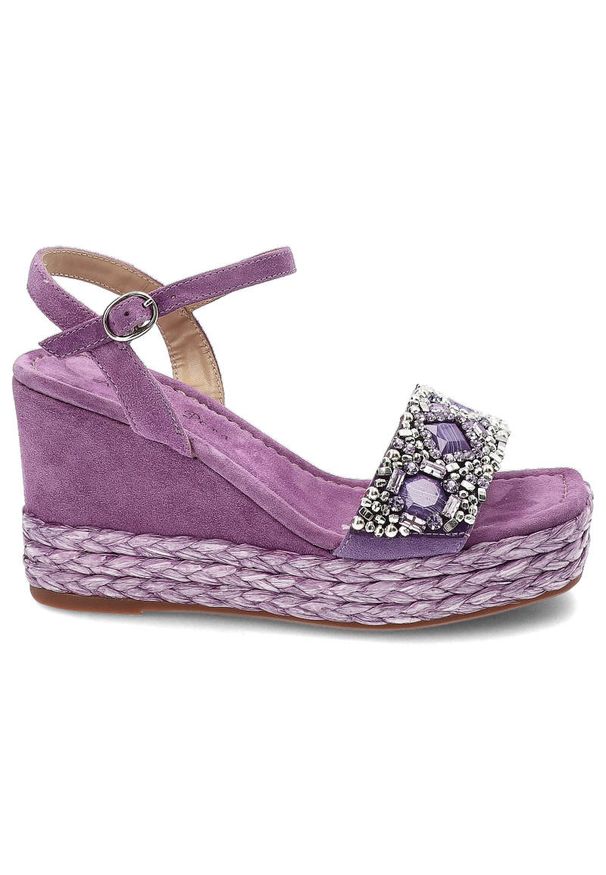 Fioletowe Sandały Alma En Pena Stylowe Buty Damskie. Okazja: na co dzień, na spacer. Zapięcie: pasek, sprzączka. Kolor: fioletowy. Szerokość cholewki: normalna. Wzór: aplikacja, ze splotem. Materiał: zamsz, skóra. Sezon: lato. Obcas: na koturnie. Styl: elegancki