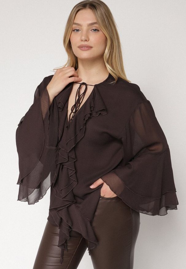 Born2be - Brązowa Bluzka w Rustykalnym Stylu z Wiązaniem i Falbankami Nenarea. Okazja: do pracy, na co dzień, na spotkanie biznesowe. Typ kołnierza: kołnierz z falbankami. Kolor: brązowy. Materiał: jeans. Styl: elegancki, biznesowy, klasyczny, casual