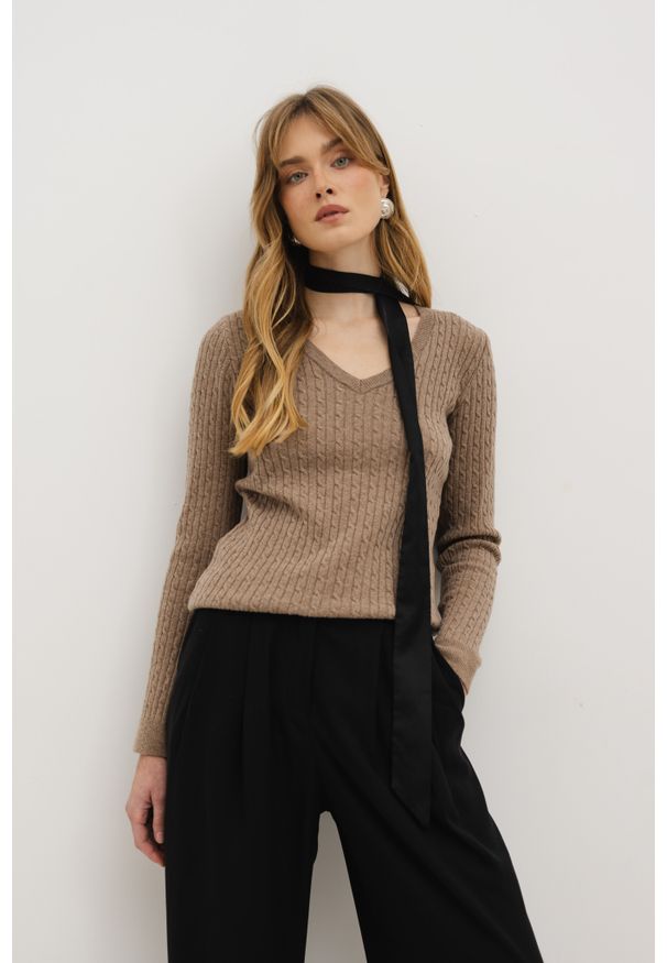 WEŁNIANY SWETER BETTY TAUPE L - Flawless. Okazja: na spotkanie biznesowe, do pracy. Typ kołnierza: dekolt w serek. Materiał: wełna. Wzór: ze splotem. Styl: klasyczny, biznesowy, elegancki