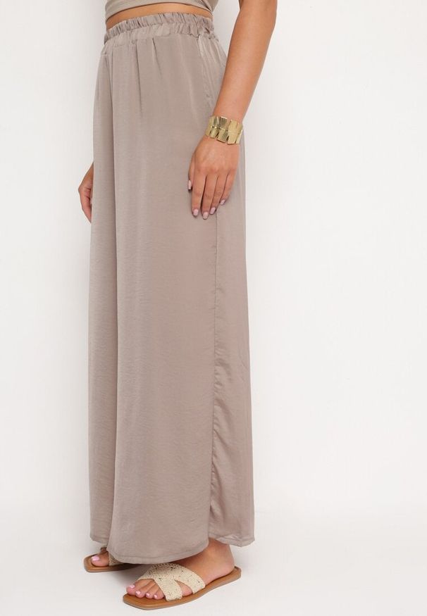 Born2be - Ciemnobeżowe Szerokie Spodnie z Wiskozy z Wysokim Stanem Rissalie. Okazja: na co dzień. Stan: podwyższony. Kolor: beżowy. Materiał: wiskoza. Długość: długie. Styl: elegancki, casual, klasyczny