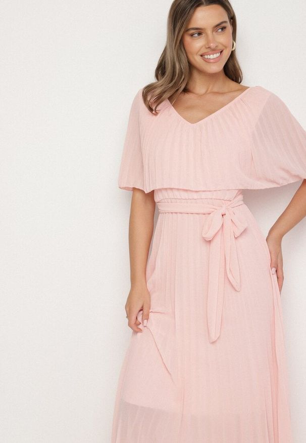 Born2be - Jasnoróżowa Sukienka Plisowana z Szeroką Falbaną Przy Dekolcie Dinara. Kolor: różowy. Styl: wizytowy. Długość: maxi