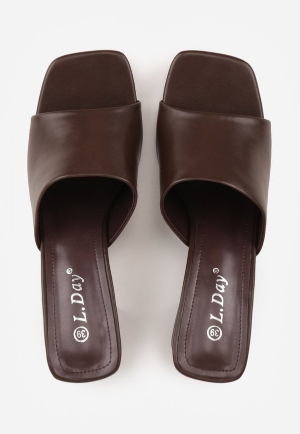 Renee - Brązowe Eleganckie Klapki na Słupku z Otwartym Noskiem Kwadratowym Hippeis. Okazja: na co dzień. Nosek buta: otwarty. Kolor: brązowy. Materiał: jeans. Obcas: na słupku. Styl: elegancki. Wysokość obcasa: średni