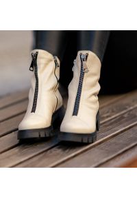 Beżowe Botki Simen Damskie Skórzane Modne Obuwie. Okazja: na spacer, na co dzień. Zapięcie: zamek. Kolor: beżowy. Szerokość cholewki: normalna. Materiał: skóra. Sezon: zima, jesień. Obcas: na obcasie. Styl: casual, elegancki. Wysokość obcasa: niski #10