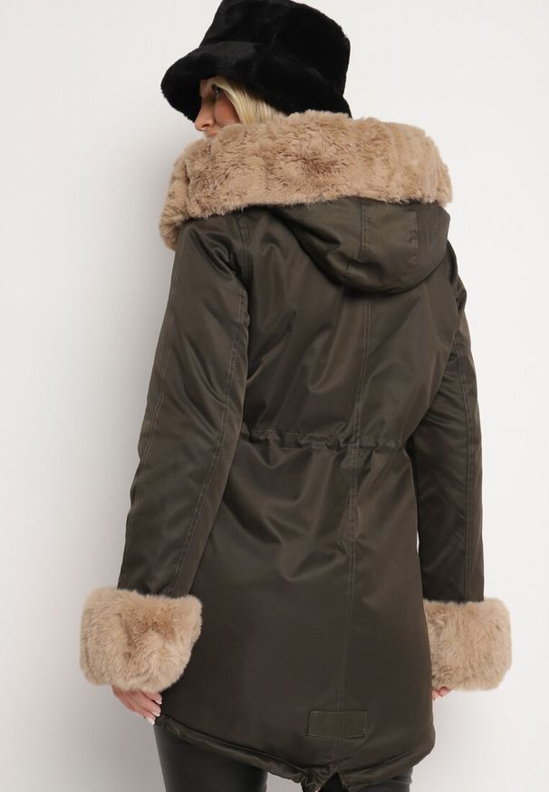 Born2be - Zielono-Beżowa Kurtka Parka z Kapturem i Odpinanymi Futerkowymi Zdobieniami Inessara. Okazja: na co dzień. Typ kołnierza: kaptur. Kolor: zielony. Materiał: skóra. Wzór: aplikacja. Styl: casual, elegancki