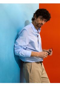 Sinsay - Bawełniana koszula z długim rękawem i kieszenią piersiową - błękitny. Kolor: niebieski. Materiał: bawełna. Długość rękawa: długi rękaw. Długość: długie