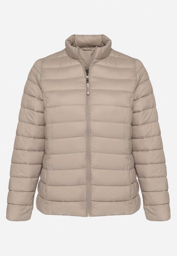 Born2be - Beżowa Pikowana Kurtka o Prostym Kroju z Niską Stójką Zeniva. Okazja: na co dzień, na spacer. Typ kołnierza: kołnierzyk stójkowy. Kolekcja: plus size. Kolor: beżowy. Materiał: dzianina, jeans. Styl: casual