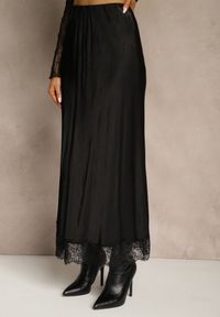 Renee - Czarna Wiskozowa Spódnica Satynowa z Koronką Fedore. Okazja: na co dzień. Kolor: czarny. Materiał: wiskoza, satyna, koronka. Wzór: koronka. Styl: casual, klasyczny #3