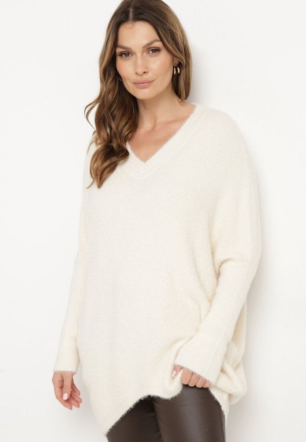 Born2be - Beżowy Sweter z Kaszmirem w Stylu Nietoperza Edionira. Okazja: na co dzień. Typ kołnierza: dekolt w łódkę. Kolor: beżowy. Materiał: kaszmir. Styl: elegancki, casual