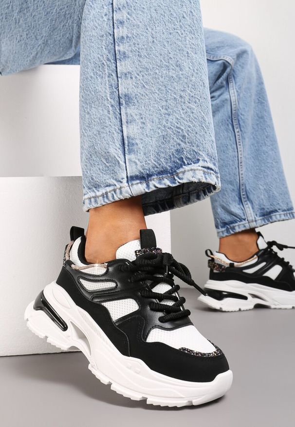 Renee - Czarno-Białe Sneakersy na Grubej Podeszwie z Siateczką i Błyszczącymi Detalami Xernnia. Nosek buta: okrągły. Zapięcie: sznurówki. Kolor: czarny. Materiał: materiał. Obcas: na obcasie. Wysokość obcasa: niski