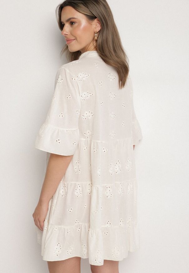 Born2be - Jasnobeżowa Bawełniana Sukienka z Haftowanej Tkaniny o Koszulowym Kroju z Falbanami Filidwena. Okazja: na co dzień. Typ kołnierza: kołnierzyk klasyczny. Kolor: beżowy. Materiał: tkanina, bawełna. Wzór: haft. Typ sukienki: koszulowe. Styl: boho, elegancki, casual, klasyczny