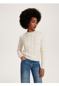 Reserved - Sweter o warkoczowym splocie - kremowy. Kolor: kremowy. Materiał: dzianina. Wzór: ze splotem. Styl: klasyczny
