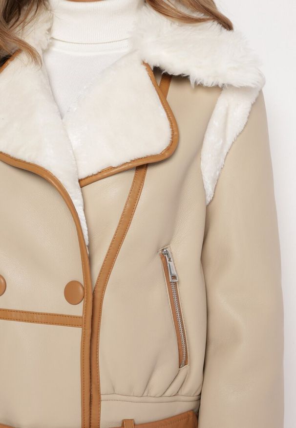 Born2be - Beżowa Kurtka Pilotka z Beżową Lamówką z Kołnierzem z Futerkiem i Paskiem Divona. Kolor: beżowy. Materiał: futro