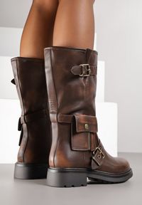 Renee - Brązowe Botki Biker Boots Zdobione Klamerkami i Kieszonką Nalinnea. Okazja: na imprezę, na co dzień. Kolor: brązowy. Materiał: jeans, skóra. Wzór: aplikacja. Styl: elegancki, casual, rockowy #3