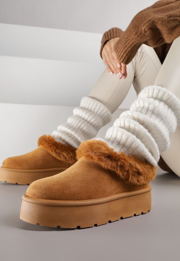 Renee - Brązowe Krótkie Śniegowce na Platformie Ozdobione Futerkiem Sewlara. Okazja: na co dzień. Kolor: brązowy. Materiał: futro. Wzór: aplikacja. Obcas: na platformie. Styl: casual, street