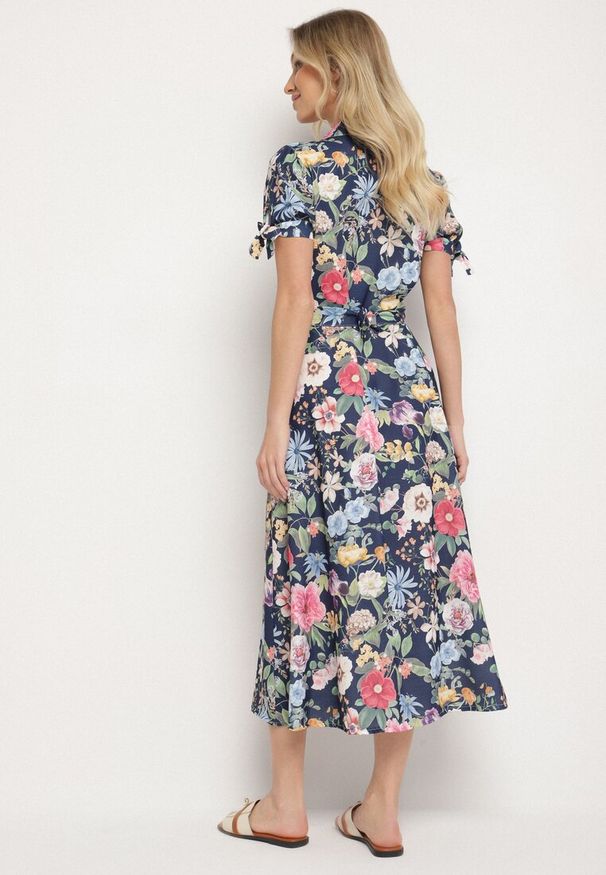 Born2be - Granatowa Rozkloszowana Sukienka o Koszulowym Kroju z Paskiem w Kwiatowy Wzór Fevelorine. Okazja: na co dzień. Kolor: niebieski. Wzór: kwiaty. Typ sukienki: koszulowe. Styl: casual
