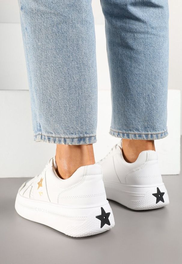 Renee - Biało-Złote Sneakersy Vices na Platformie z Gwiazdką Fenarra. Okazja: na co dzień. Kolor: biały. Materiał: jeans, skóra. Obcas: na platformie