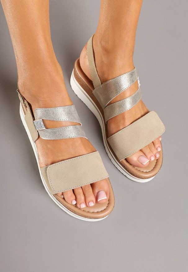 Born2be - Złote Sandały na Koturnie Zdobione Imitacją Skóry Węża Galvanis. Okazja: na co dzień. Nosek buta: otwarty. Zapięcie: pasek. Kolor: złoty. Wzór: aplikacja. Materiał: skóra. Sezon: lato. Obcas: na koturnie. Styl: klasyczny, casual, elegancki