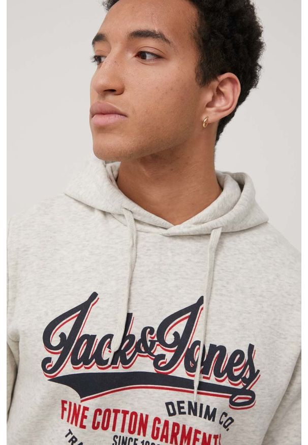 Jack & Jones bluza męska kolor beżowy z kapturem z nadrukiem. Typ kołnierza: kaptur. Kolor: beżowy. Materiał: dzianina. Wzór: nadruk