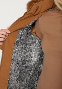 Born2be - Brązowa Taliowana Kurtka z Pikowanymi Przeszyciami i Kapturem z Futrem Mundria. Okazja: na co dzień. Kolor: brązowy. Materiał: futro. Styl: elegancki, casual, klasyczny #3