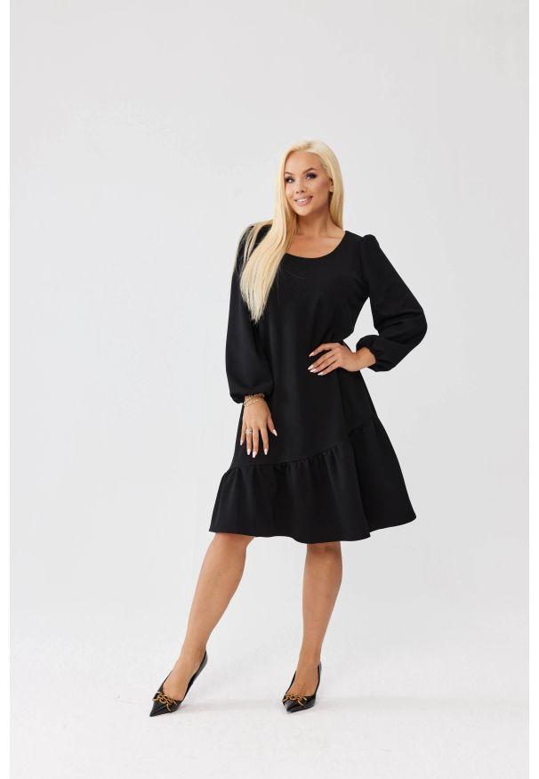 Moda Size Plus Iwanek - Czarna sukienka Estera z falbanką i bufiastymi rękawami PLUS SIZE XXL OVERSIZE JESIEŃ. Okazja: na co dzień. Kolekcja: plus size. Kolor: czarny. Materiał: tkanina, elastan, poliester. Sezon: jesień. Typ sukienki: oversize, dla puszystych. Styl: casual, elegancki, klasyczny