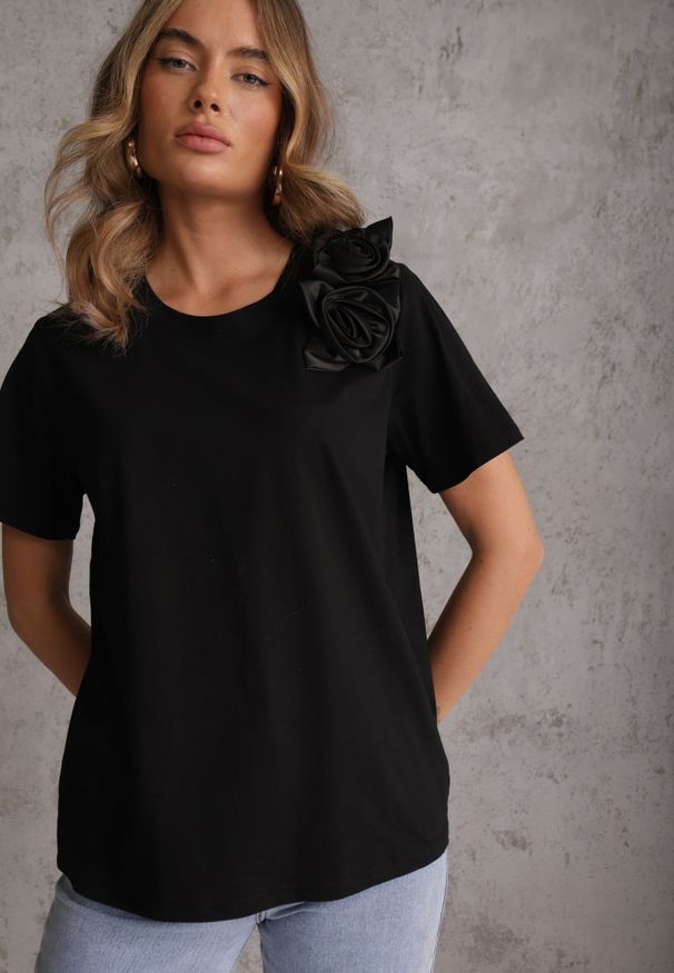 Renee - Czarny Bawełniany T-shirt o Klasycznym Kroju z Kwiatowymi Aplikacjami 3D Morgane. Okazja: do pracy. Kolor: czarny. Materiał: bawełna. Wzór: kwiaty, aplikacja. Styl: klasyczny