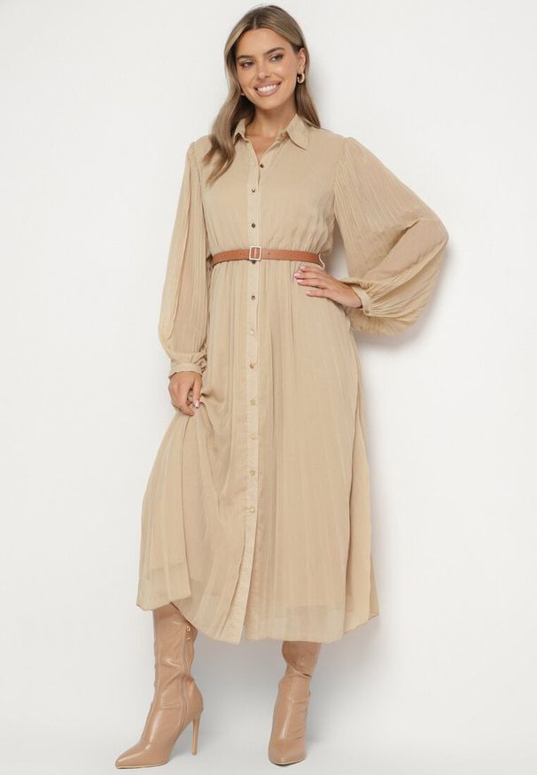 Born2be - Beżowa Plisowana Sukienka o Koszulowym Kroju z Dodatkowym Paskiem Mialessa. Okazja: na co dzień. Kolor: beżowy. Materiał: materiał. Typ sukienki: koszulowe. Styl: casual, elegancki, klasyczny