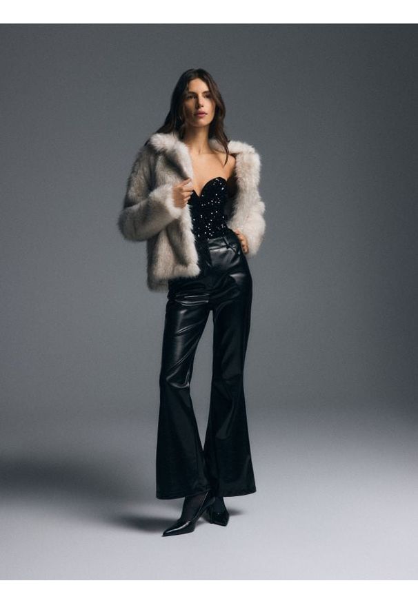 Reserved - Cekinowy top - czarny. Kolor: czarny. Materiał: dzianina