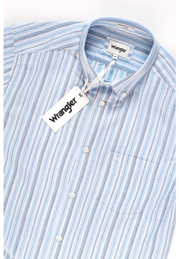 Wrangler - KOSZULA MĘSKA KRÓTKI RĘKAW WRANGLER SS 1PKT BUTTON-DOWN SAPPHIRE BLUE W5944NQBT 112129756. Typ kołnierza: button down. Materiał: bawełna. Długość rękawa: krótki rękaw. Długość: krótkie