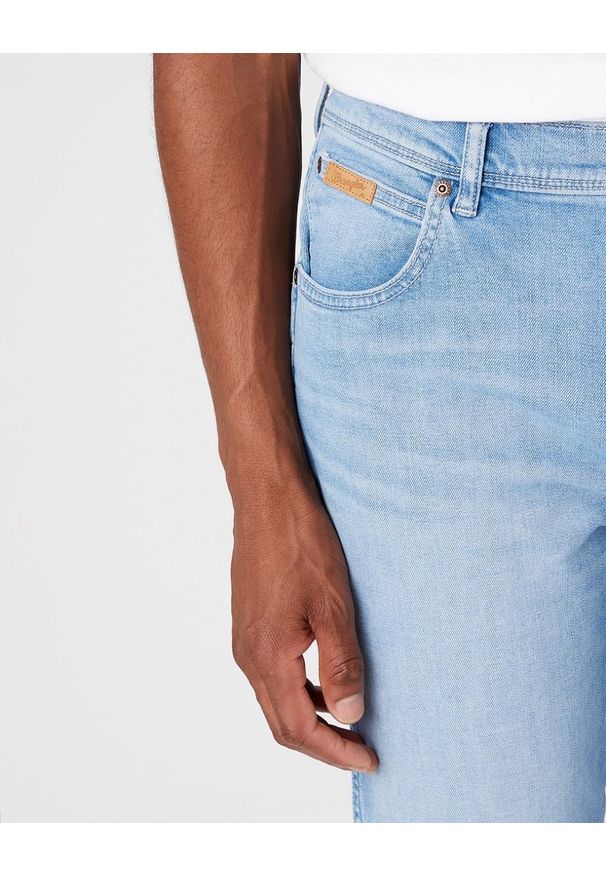 Wrangler - WRANGLER TEXAS SLIM MĘSKE SPODNIE JEANSOWE BLUE CHAMP W12SYI29K 112145802. Okazja: na spotkanie biznesowe. Styl: biznesowy, elegancki