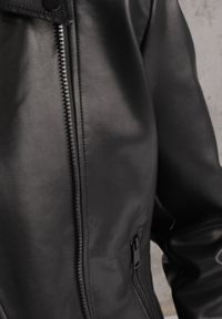 Renee - Czarna Taliowana Kurtka Ramoneska z Suwakami na Mankietach Leanelora. Kolor: czarny. Materiał: poliester, skóra, koronka #6