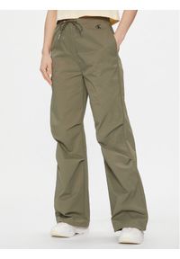 Calvin Klein Jeans Spodnie materiałowe Parachute Pant J20J222609 Khaki Regular Fit. Kolor: brązowy. Materiał: syntetyk #1