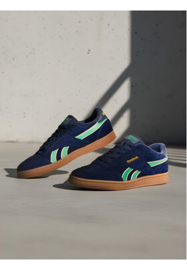 Reebok Sneakersy CEO-FORTE LOUNGER AR30252M-DCG Granatowy. Kolor: niebieski. Materiał: skóra, zamsz