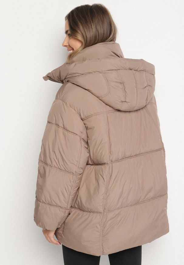 Born2be - Ciemnobeżowa Pikowana Kurtka o Kroju Oversize z Kapturem Galandia. Okazja: na co dzień, na spacer. Typ kołnierza: kaptur. Kolor: beżowy. Materiał: poliester, jeans. Styl: casual, elegancki