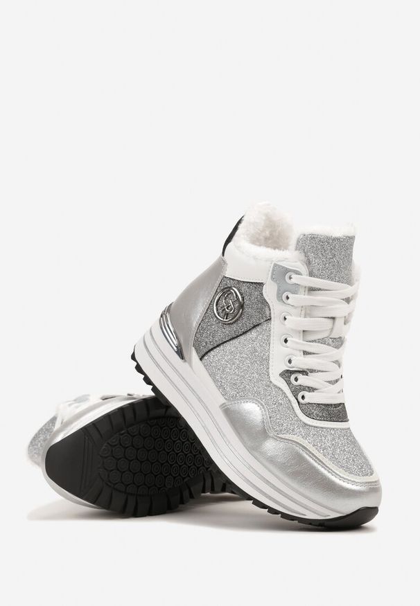 Born2be - Srebrne Sportowe Botki na Płaskiej Podeszwie z Metalicznymi Wstawkami i Brokatem Benali. Okazja: na co dzień. Zapięcie: sznurówki. Kolor: srebrny. Materiał: jeans. Obcas: na płaskiej podeszwie