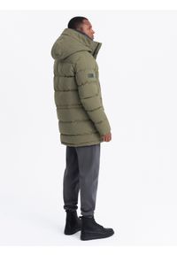 Ombre Clothing - Outdoorowa długa męska kurtka parka – oliwkowa V4 OM-JALJ-0201 - XXL. Kolor: oliwkowy. Materiał: guma, poliester, syntetyk, materiał, tkanina. Długość: długie. Wzór: aplikacja