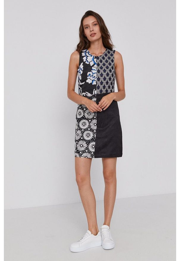 Desigual - Sukienka. Okazja: na co dzień. Kolor: czarny. Materiał: tkanina. Typ sukienki: proste. Styl: casual