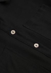 Born2be - Czarna Koszula z Bawełną i Lnem Ozdobiona Wycięciami i Ściągana w Pasie Harwinds. Okazja: do pracy, na co dzień. Kolor: czarny. Materiał: bawełna, len. Wzór: aplikacja. Styl: klasyczny, casual #7