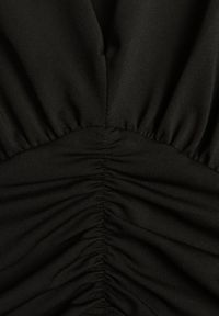 Renee - Czarna Taliowana Sukienka Longsleeve z Wiskozą z Marszczeniem i Dekoltem V Elirie. Okazja: na randkę, na imprezę. Kolor: czarny. Materiał: wiskoza. Długość rękawa: długi rękaw. Typ sukienki: oversize #3