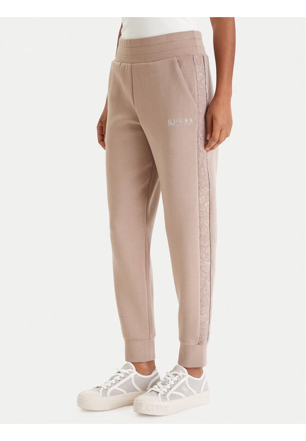 Guess Spodnie dresowe W6RB45 KBYE2 Beżowy Regular Fit. Kolor: beżowy. Materiał: wiskoza, syntetyk