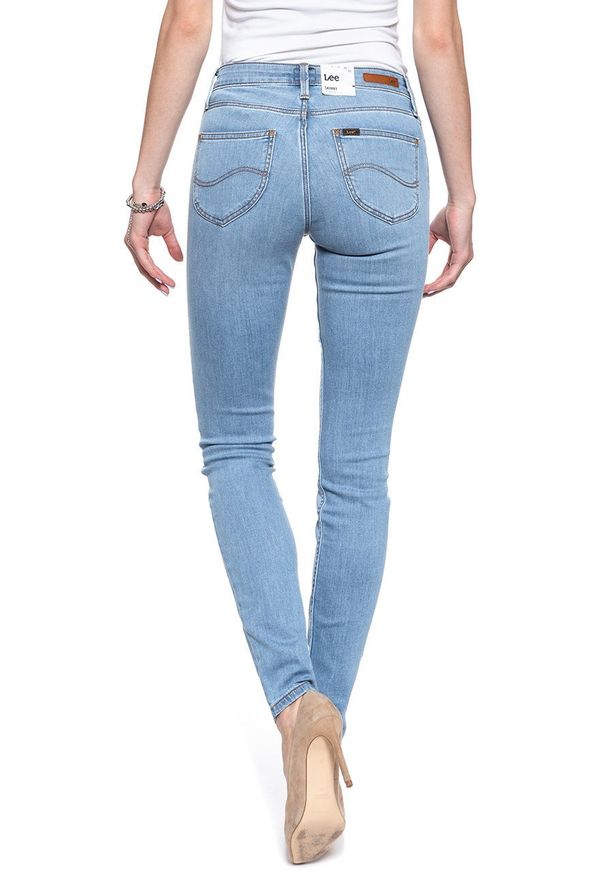 Lee - SPODNIE DAMSKIE LEE SCARLETT LIGHT TAOS L526EMJE 112111604. Stan: podwyższony. Długość: krótkie. Wzór: aplikacja, ze splotem. Sezon: lato. Styl: klasyczny, sportowy