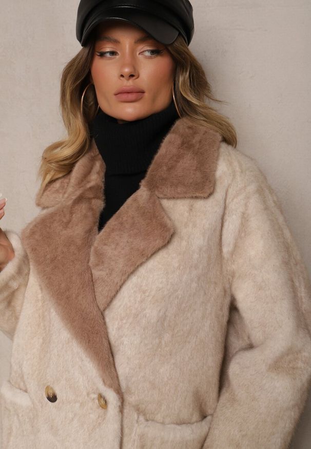 Renee - Beżowy Futrzany Płaszcz o Dwurzędowym Kroju z Kieszeniami i Ozdobnym Kołnierzem Malwinita. Okazja: na co dzień. Kolor: beżowy. Materiał: futro. Długość rękawa: długi rękaw. Długość: długie. Sezon: zima, jesień. Styl: elegancki, casual, klasyczny