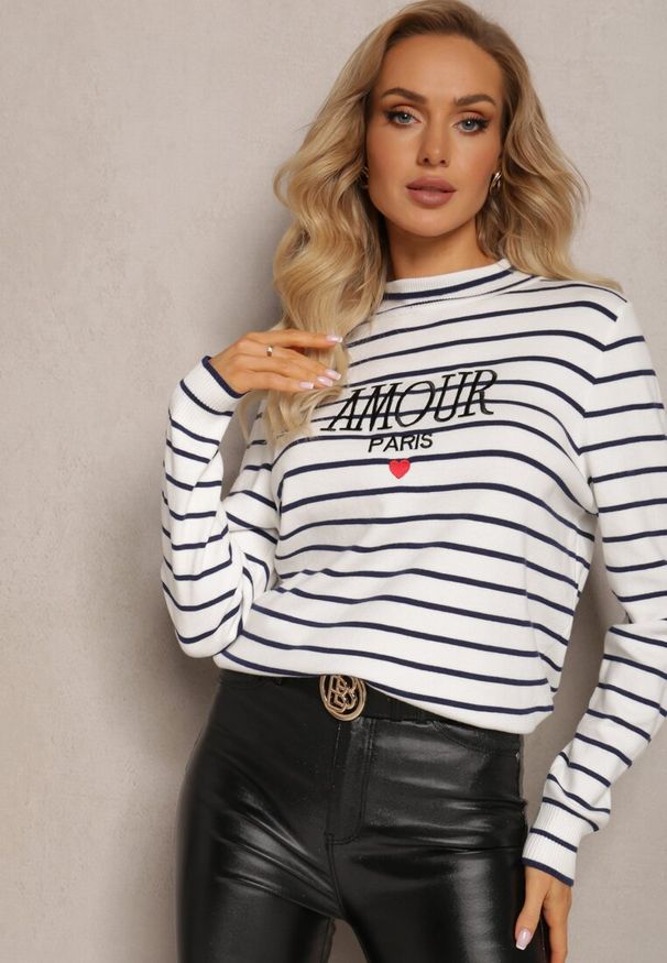 Renee - Biały Sweter Golf w Paski z Ozdobnym Haftem Olylla. Typ kołnierza: golf. Kolor: biały. Materiał: dzianina, tkanina. Długość rękawa: długi rękaw. Długość: długie. Wzór: paski, haft