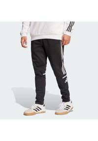 Adidas - Spodnie dresowe Squadra 25. Kolor: wielokolorowy, biały, czarny. Materiał: dresówka. Sport: piłka nożna