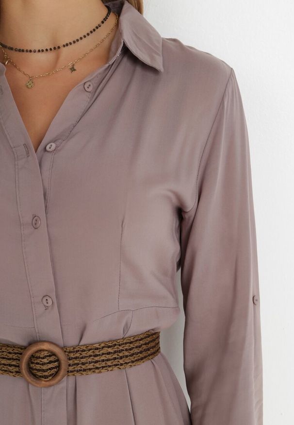 Born2be - Ciemnobeżowa Sukienka Controllable. Okazja: na co dzień. Kolor: beżowy. Długość rękawa: długi rękaw. Typ sukienki: rozkloszowane, szmizjerki. Styl: casual, klasyczny. Długość: maxi